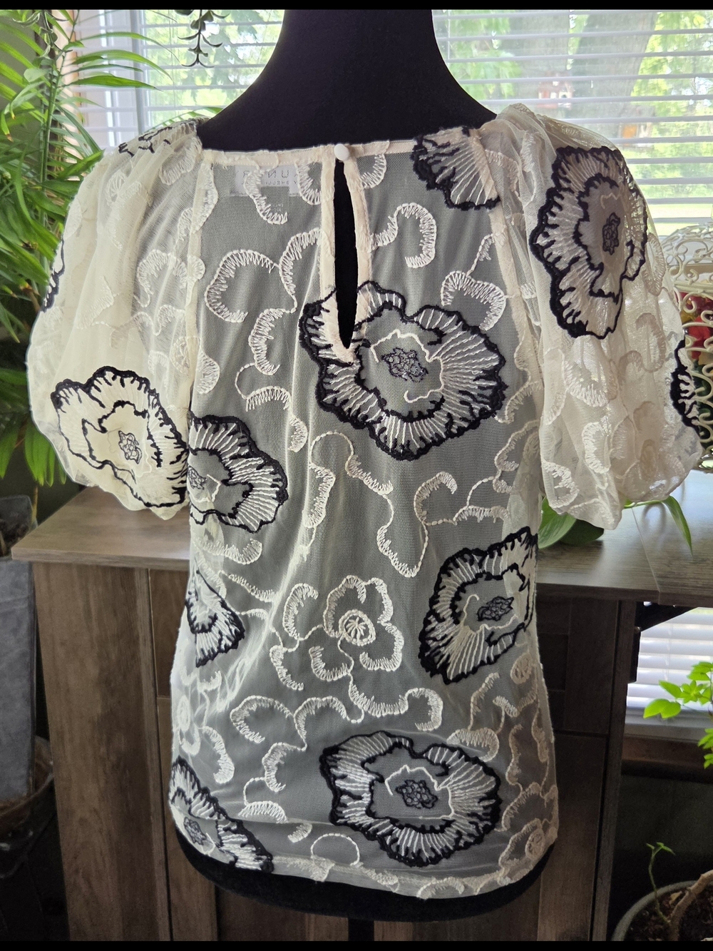 Laundry By Shelli Segal Cream Lace Top with Black Floral Embroidery Puff Sleeves - Picture 2 of 9